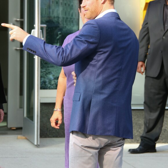 Le prince Harry arrive au CAMH, centre pour jeunes dépressifs à Toronto au Canada le 23 septembre 2017, 26 ans après une visite de sa mère la princesse Diana à la même structure.
