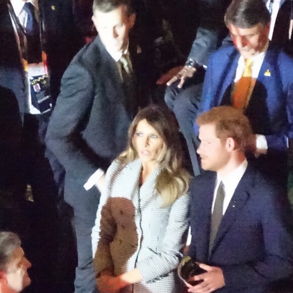 Le prince Harry était installé à côté de Melania Trump lors de la cérémonie d'ouverture de ses 3e Invictus Games, le 23 septembre 2017 à Toronto. Sa compagne Meghan Markle était bien présente, dix-huit rangs derrière.