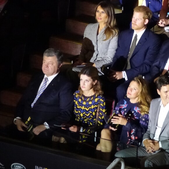 Le prince Harry était installé à côté de Melania Trump lors de la cérémonie d'ouverture de ses 3e Invictus Games, le 23 septembre 2017 à Toronto. Sa compagne Meghan Markle était bien présente, dix-huit rangs derrière.
