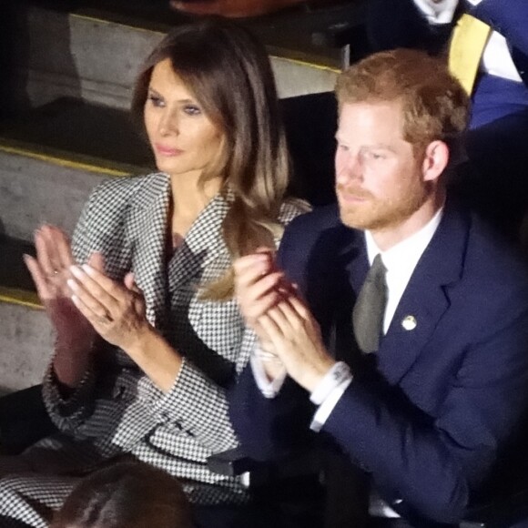 Le prince Harry était installé à côté de Melania Trump lors de la cérémonie d'ouverture de ses 3e Invictus Games, le 23 septembre 2017 à Toronto. Sa compagne Meghan Markle était bien présente, dix-huit rangs derrière.