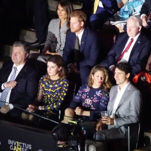 Le prince Harry était installé à côté de Melania Trump lors de la cérémonie d'ouverture de ses 3e Invictus Games, le 23 septembre 2017 à Toronto. Sa compagne Meghan Markle était bien présente, dix-huit rangs derrière.
