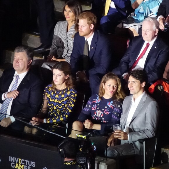 Le prince Harry était installé à côté de Melania Trump lors de la cérémonie d'ouverture de ses 3e Invictus Games, le 23 septembre 2017 à Toronto. Sa compagne Meghan Markle était bien présente, dix-huit rangs derrière.