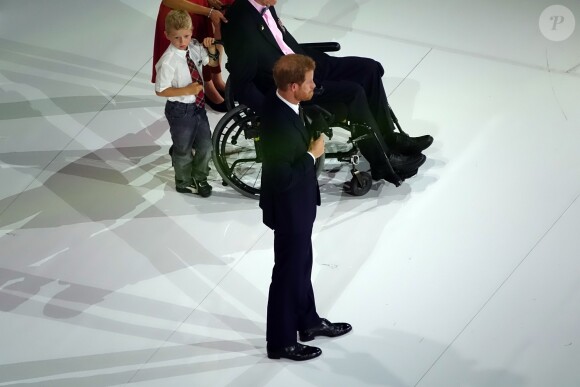 Le prince Harry lors de la cérémonie d'ouverture de ses 3e Invictus Games, le 23 septembre 2017 à Toronto. Sa compagne Meghan Markle était bien présente, dix-huit rangs derrière.