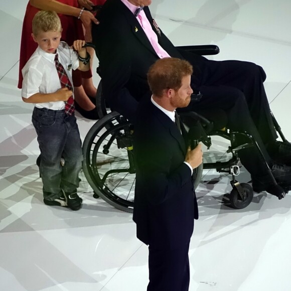 Le prince Harry lors de la cérémonie d'ouverture de ses 3e Invictus Games, le 23 septembre 2017 à Toronto. Sa compagne Meghan Markle était bien présente, dix-huit rangs derrière.