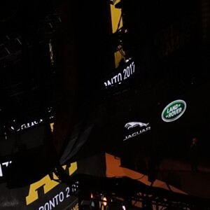 Le prince Harry lors de la cérémonie d'ouverture de ses 3e Invictus Games, le 23 septembre 2017 à Toronto. Sa compagne Meghan Markle était bien présente, dix-huit rangs derrière.