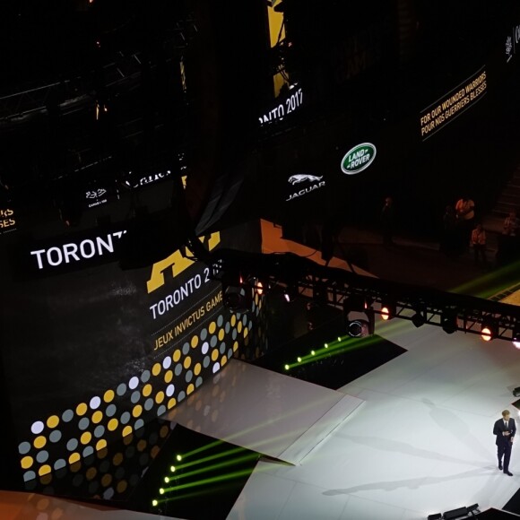 Le prince Harry lors de la cérémonie d'ouverture de ses 3e Invictus Games, le 23 septembre 2017 à Toronto. Sa compagne Meghan Markle était bien présente, dix-huit rangs derrière.