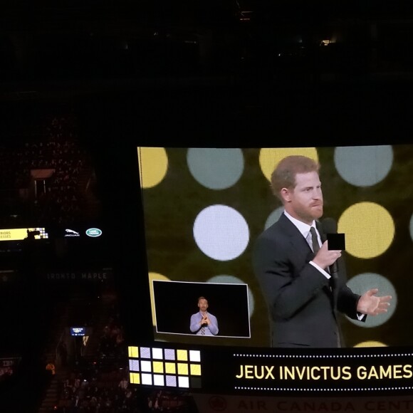 Le prince Harry lors de la cérémonie d'ouverture de ses 3e Invictus Games, le 23 septembre 2017 à Toronto. Sa compagne Meghan Markle était bien présente, dix-huit rangs derrière.