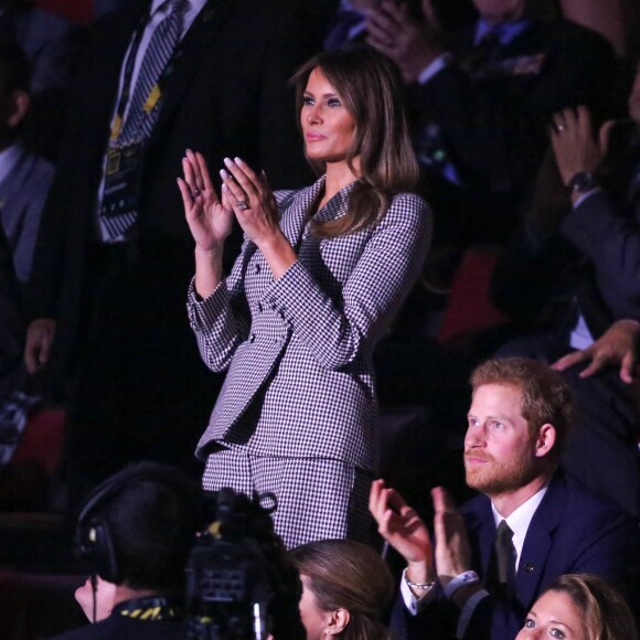 Le prince Harry était installé à côté de Melania Trump lors de la cérémonie d'ouverture de ses 3e Invictus Games, le 23 septembre 2017 à Toronto. Sa compagne Meghan Markle était bien présente, dix-huit rangs derrière.
