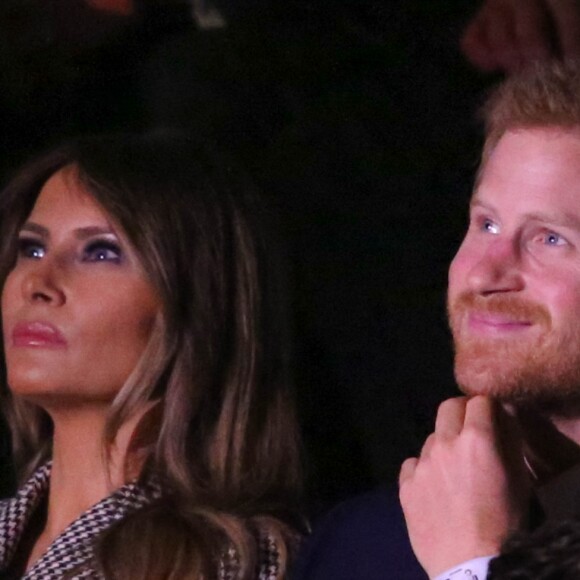 Le prince Harry était installé à côté de Melania Trump lors de la cérémonie d'ouverture de ses 3e Invictus Games, le 23 septembre 2017 à Toronto. Sa compagne Meghan Markle était bien présente, dix-huit rangs derrière.