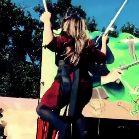 Giulia Sarkozy fait du trampoline à la Fête à Neuneu, dimanche 24 septembre 2017. Image extraite d'une vidéo filmée par Carla Bruni et postée sur son compte Instagram.