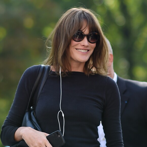 Carla Bruni-Sarkozy arrivant au défilé Versace à la Triennale de Milan lors de la Fashion Week de Milan le 22 septembre 2017. Donatella Versace y a rendu un hommage puissant et inspiré à son défunt frère Gianni.