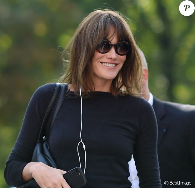 Carla Bruni-Sarkozy arrivant au défilé Versace à la Triennale de Milan lors de la Fashion Week de Milan le 22 septembre 2017. Donatella Versace y a rendu un hommage puissant et inspiré à son défunt frère Gianni.