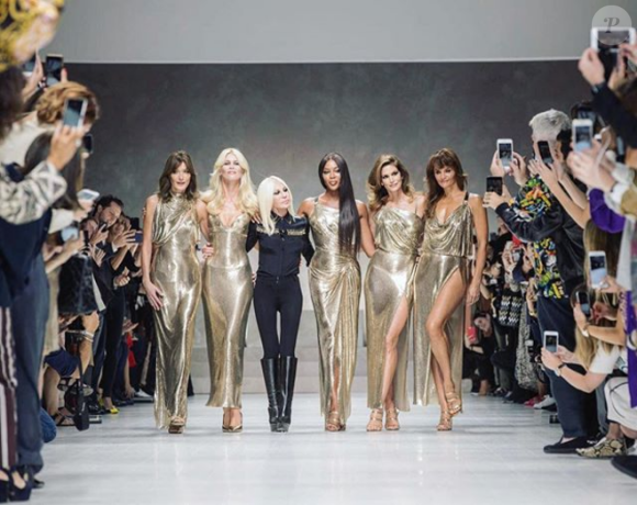 Donatella Versace a conclu le défilé Versace printemps-été 2018 dédié à la mémoire de son frère Gianni avec à ses côtés Carla Bruni-Sarkozy, Claudia Schiffer, Naomi Campbell, Cindy Crawford et Helena Christensen, le 22 septembre 2017 à la Fashion Week de Milan. Instagram Donatella Versace.