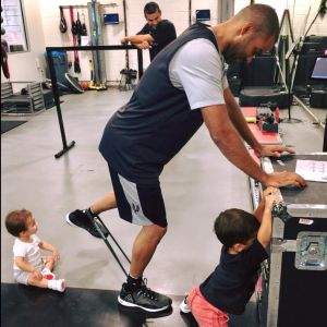 Tony Parker, gravement blessé au printemps 2017, poursuit sa rééducation avec la complicité de ses fils Liam (1 an) et Josh (3 ans) en vue de son retour au sein des San Antonio Spurs. Photo Facebook Tony Parker, le 23 septembre 2017.