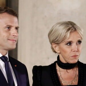 Emmanuel Macron et sa femme Brigitte Macron (robe, chaussures et sac Elie Saab) - Dîner d'Etat au Palais de l'Elysée en l'honneur de M. Aoun, Président de la République Libanaise, à Paris, le 25 septembre 2017. © Stéphane Lemouton/Bestimage