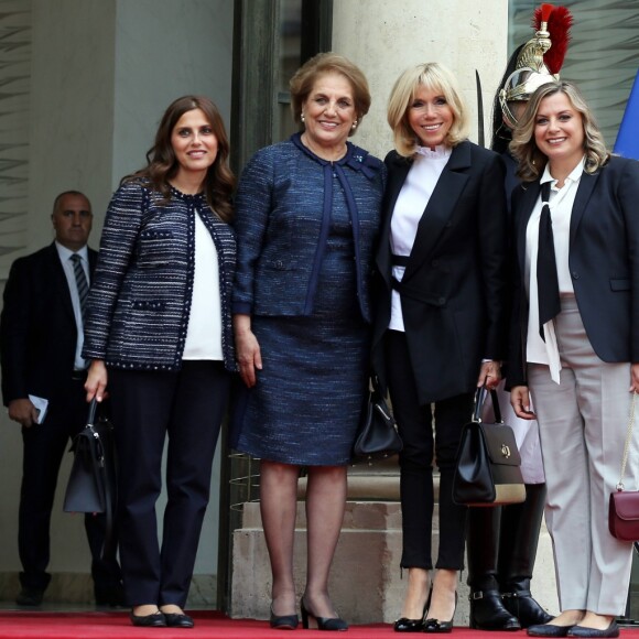 Brigitte Macron et Nadia Aoun, première dame libanaise, accompagnée de ses filles Chantal et Claudine quittent le Palais de l'Elysée à Paris pour se rendre à une visite privée de l'exposition "Christian Dior, couturier du rêve" au Musée des Arts Décoratifs, le 25 septembre 2017. © Dominique Jacovides/Bestimage