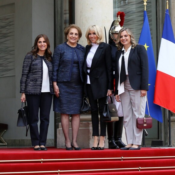 Brigitte Macron et Nadia Aoun, première dame libanaise, accompagnée de ses filles Chantal et Claudine quittent le Palais de l'Elysée à Paris pour se rendre à une visite privée de l'exposition "Christian Dior, couturier du rêve" au Musée des Arts Décoratifs, le 25 septembre 2017. © Dominique Jacovides/Bestimage