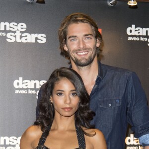 Camille Lacourt et sa danseuse Hajiba Fahmy lors du photocall de présentation du jury et des nouveaux couples de "Danse avec les Stars" au siège de TF1 à Boulogne-Billancourt, le 28 septembre 2017. © Pierre Pérusseau/Bestimage