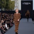 Jane Fonda - Défilé de mode L'Oréal Paris sur l'avenue des Champs-Elysées lors de la fashion week à Paris, le 1er octobre 2017. © Cyril Moreau / Bestimage