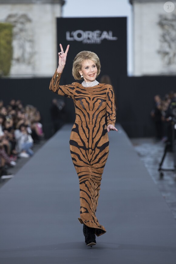 Jane Fonda - Défilé de mode L'Oréal Paris sur l'avenue des Champs-Elysées lors de la fashion week à Paris, le 1er octobre 2017. © Olvier Borde / Bestimage