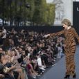 Jane Fonda - Défilé de mode L'Oréal Paris sur l'avenue des Champs-Elysées lors de la fashion week à Paris, le 1er octobre 2017. © Olvier Borde / Bestimage