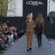 Jane Fonda - Défilé de mode L'Oréal Paris sur l'avenue des Champs-Elysées lors de la fashion week à Paris, le 1er octobre 2017. © Olvier Borde / Bestimage