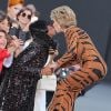 Jane Fonda et Naomi Cambell - Défilé de mode L'Oréal Paris sur l'avenue des Champs-Elysées lors de la fashion week à Paris, le 1er octobre 2017. © Cyril Moreau/Bestimage