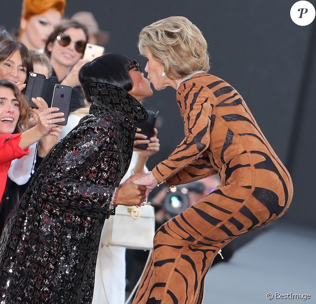 Jane Fonda et Naomi Cambell - Défilé de mode L'Oréal Paris sur l'avenue des Champs-Elysées lors de la fashion week à Paris, le 1er octobre 2017. © Cyril Moreau/Bestimage