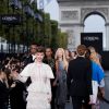 Barbara Palvin - Défilé de mode L'Oréal Paris sur l'avenue des Champs-Elysées lors de la fashion week à Paris, le 1er octobre 2017. © Cyril Moreau / Bestimage