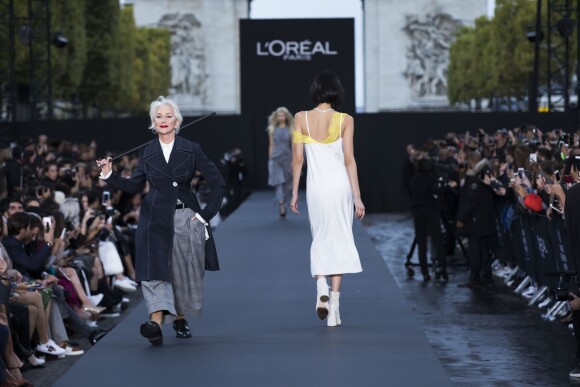 Helen Mirren - Défilé de mode L'Oréal Paris sur l'avenue des Champs-Elysées lors de la fashion week à Paris, le 1er octobre 2017. © Olvier Borde / Bestimage