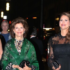 La reine Silvia de Suède et sa fille la princesse Madeleine de Suède, enceinte, arrivent à la soirée de gala de la World Childhood Foundation au restaurant Cipriani à New York, le 2 octobre 2017