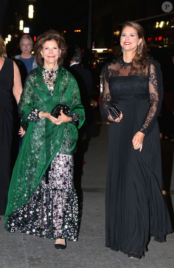 La reine Silvia de Suède et sa fille la princesse Madeleine de Suède, enceinte, arrivent à la soirée de gala de la World Childhood Foundation au restaurant Cipriani à New York, le 2 octobre 2017