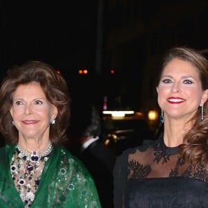 La reine Silvia de Suède et sa fille la princesse Madeleine de Suède, enceinte, arrivent à la soirée de gala de la World Childhood Foundation au restaurant Cipriani à New York, le 2 octobre 2017