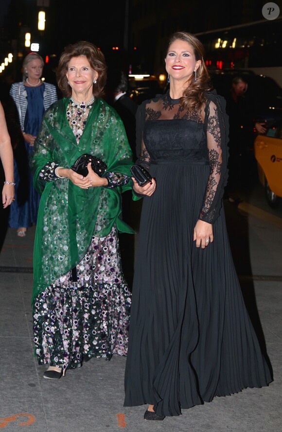 La reine Silvia de Suède et sa fille la princesse Madeleine de Suède, enceinte, arrivent à la soirée de gala de la World Childhood Foundation au restaurant Cipriani à New York, le 2 octobre 2017