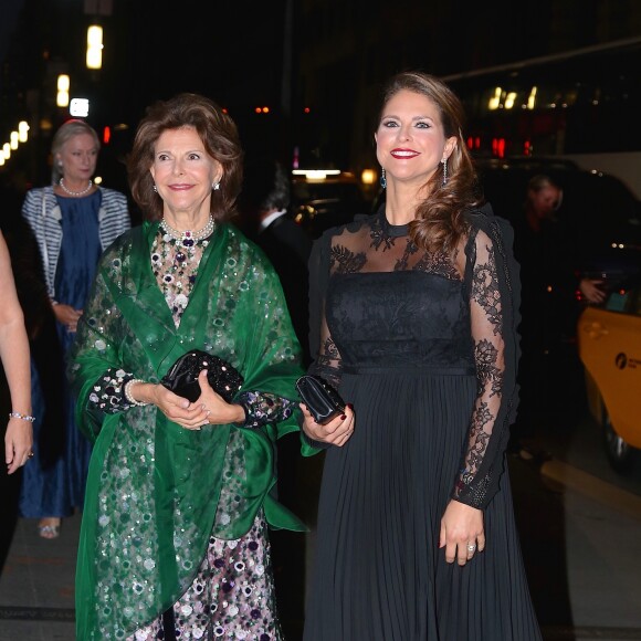 La reine Silvia de Suède et sa fille la princesse Madeleine de Suède, enceinte, arrivent à la soirée de gala de la World Childhood Foundation au restaurant Cipriani à New York, le 2 octobre 2017