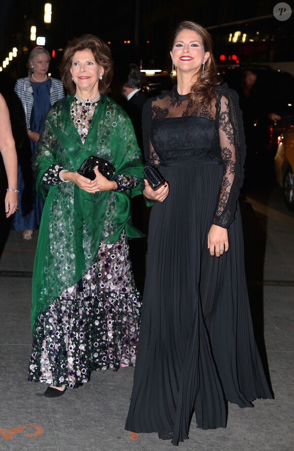 La reine Silvia de Suède et sa fille la princesse Madeleine de Suède, enceinte, arrivent à la soirée de gala de la World Childhood Foundation au restaurant Cipriani à New York, le 2 octobre 2017