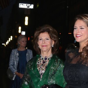 La reine Silvia de Suède et sa fille la princesse Madeleine de Suède, enceinte, arrivent à la soirée de gala de la World Childhood Foundation au restaurant Cipriani à New York, le 2 octobre 2017