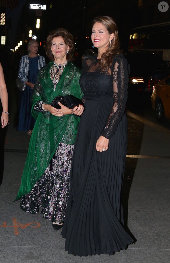 La reine Silvia de Suède et sa fille la princesse Madeleine de Suède, enceinte, arrivent à la soirée de gala de la World Childhood Foundation au restaurant Cipriani à New York, le 2 octobre 2017