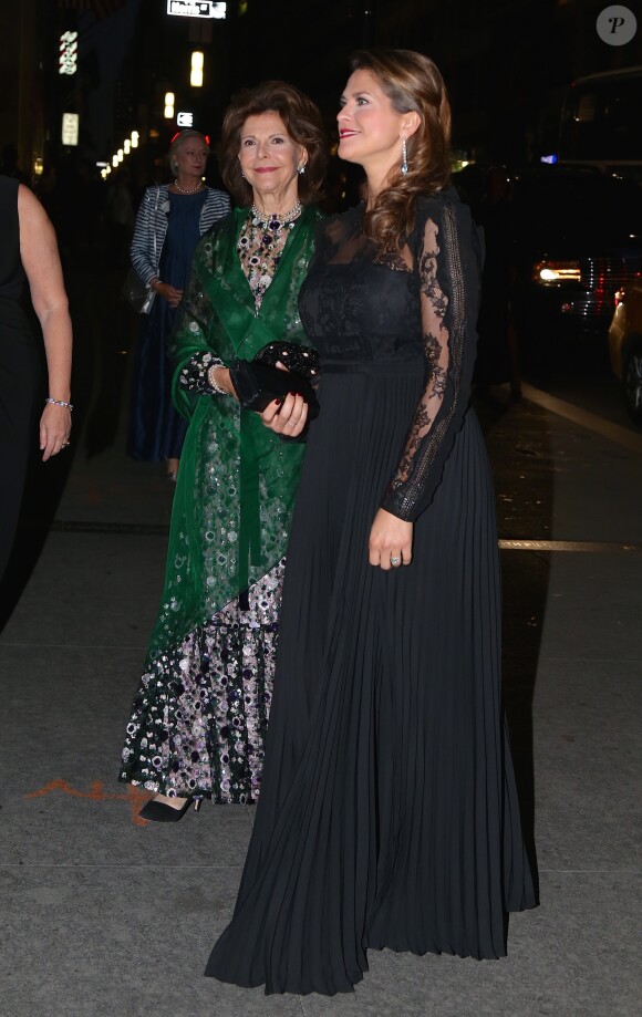 La reine Silvia de Suède et sa fille la princesse Madeleine de Suède, enceinte, arrivent à la soirée de gala de la World Childhood Foundation au restaurant Cipriani à New York, le 2 octobre 2017