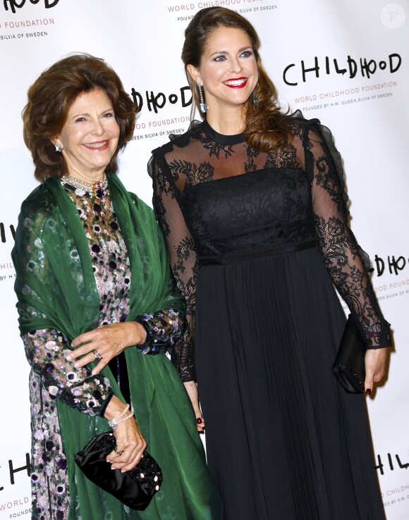 La reine Silvia et la princesse Madeleine de Suède, enceinte, à la soirée de gala de la World Childhood Foundation au restaurant Cipriani à New York, le 2 octobre 2017 © Charles Guerin-Morgan Dessalles/Bestimage