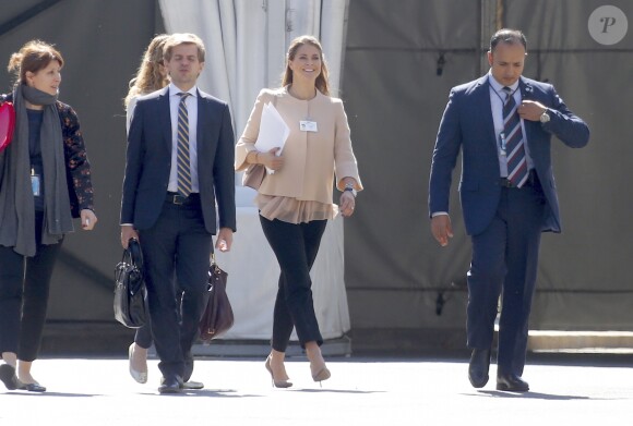 La princesse Madeleine de Suède, enceinte, quittant le siège des Nations unies à New York le 2 octobre 2017 après avoir pris part à une conférence sur la place des enfants dans les objectifs de développement durable de l'ONU.