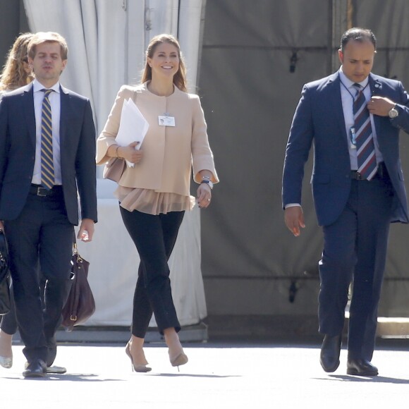 La princesse Madeleine de Suède, enceinte, quittant le siège des Nations unies à New York le 2 octobre 2017 après avoir pris part à une conférence sur la place des enfants dans les objectifs de développement durable de l'ONU.