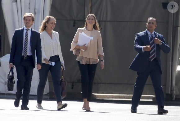 La princesse Madeleine de Suède, enceinte, quittant le siège des Nations unies à New York le 2 octobre 2017 après avoir pris part à une conférence sur la place des enfants dans les objectifs de développement durable de l'ONU.