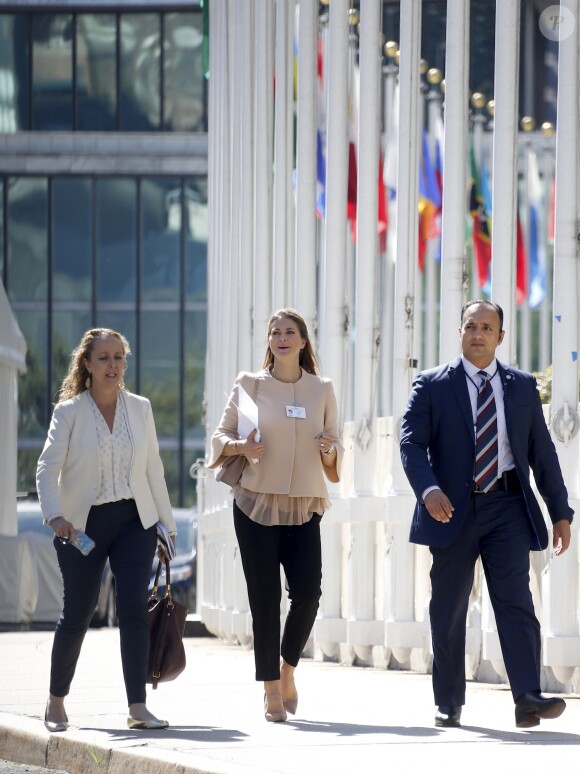 La princesse Madeleine de Suède, enceinte, quittant le siège des Nations unies à New York le 2 octobre 2017 après avoir pris part à une conférence sur la place des enfants dans les objectifs de développement durable de l'ONU.