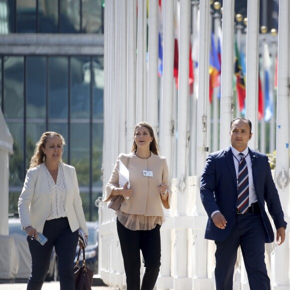 La princesse Madeleine de Suède, enceinte, quittant le siège des Nations unies à New York le 2 octobre 2017 après avoir pris part à une conférence sur la place des enfants dans les objectifs de développement durable de l'ONU.