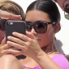 Kim Kardashian découvrant des photos peu flatteuses de sa plastique sur Internet. Les clichés avaient été diffusés en avril 2017 lors de ses vacances au Mexique.
