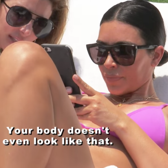 Kim Kardashian découvrant des photos peu flatteuses de sa plastique sur Internet. Les clichés avaient été diffusés en avril 2017 lors de ses vacances au Mexique.