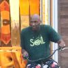 Exclusif - Lamar Odom fait du vélo, du skateboard et s'amuse avec des amis à Venice Beach. Lamar s’est arrêté en chemin pour manger une glace. Le 30 juillet 2017