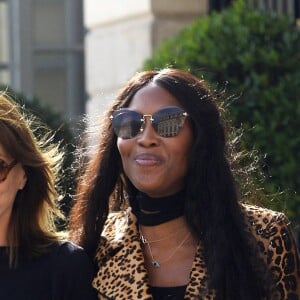 Carla Bruni-Sarkozy, Naomi Campbell et Farida Khelfa sortent bras-dessus bras-dessous de l'hôtel Ritz à Paris le 27 septembre 2017.