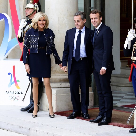 L'ancien président, Nicolas Sarkozy et le président, Emmanuel Macron et Brigitte Macron (Trogneux) - Le président de la République française a reçu les membres de la délégation française de Paris2024 ainsi que ses deux prédécesseurs au palais de l'Elysée à Paris, le 16 septembre 2017. © Stéphane Lemouton/Bestimage